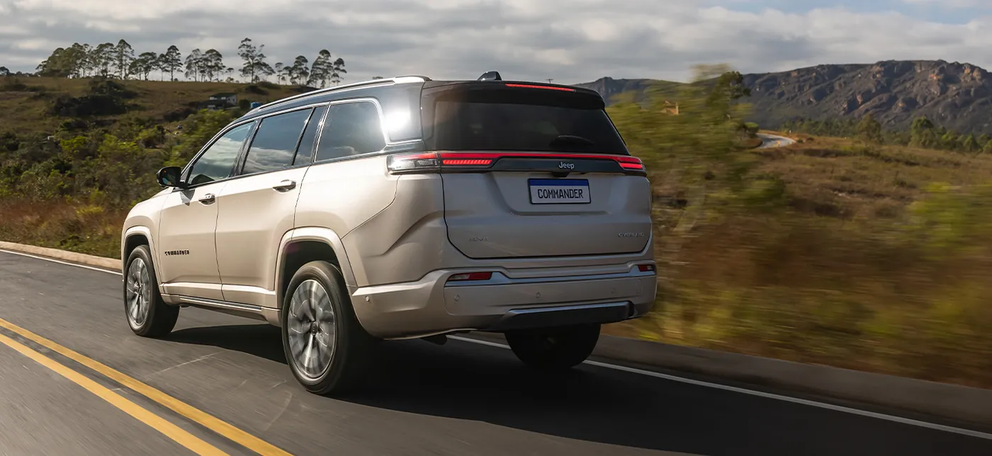 Jeep Commander de tres cuartos trasero en ruta