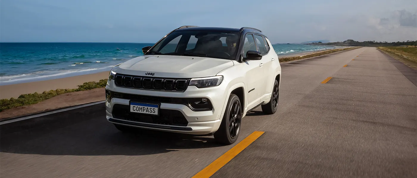 Jeep Compass blanco en una ruta costera