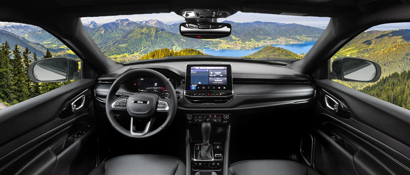 Interior del Compass con vista a la montaña