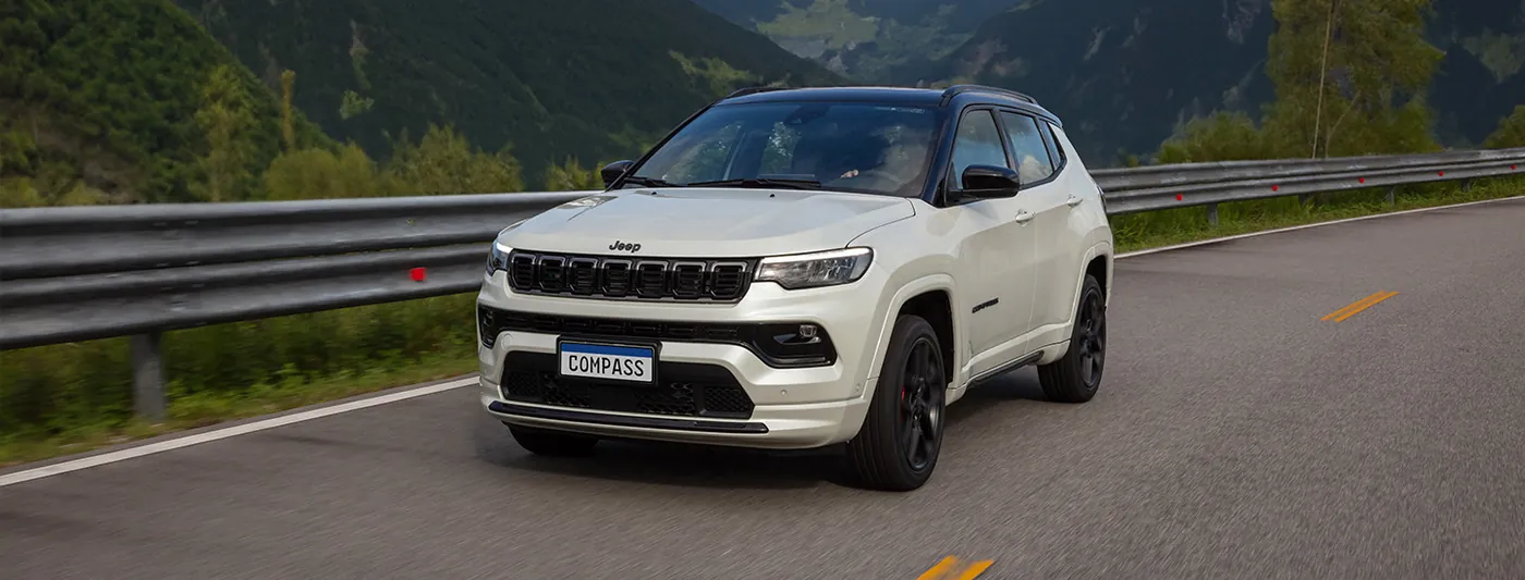 Jeep Compass blanco de frente, en ruta
