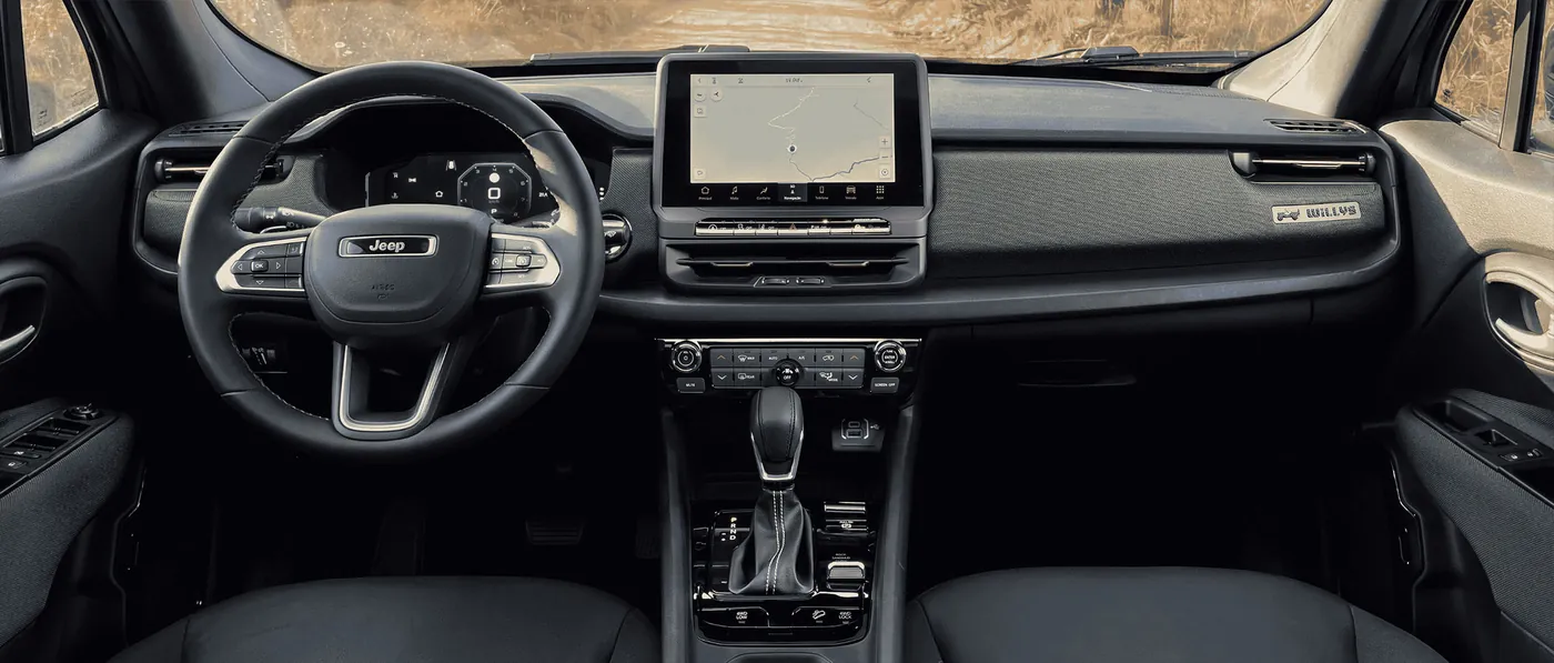 Interior del Renegade con multimedia Uconnect de 10 pulgadas